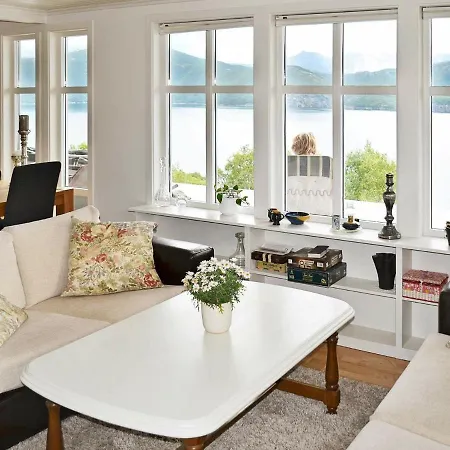 Three-bedroom Holiday In Sandhornoy